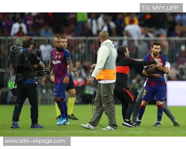 光头球星文班亚马与凯尔登赛后携手三位主场球迷合影留念